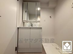 収納付きでスッキリお使い頂ける3面鏡の洗面台です。洗面ボウルが広めなので、忙しい朝でも身支度がしやすく時短になります。（パナソニック製「シーライン スリムD450タイプ ホワイト（鏡面）」）