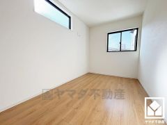 約5.6帖の洋室です。2面採光のお部屋となっており、明るい陽光がたっぷり差し込む心地よい生活空間です。