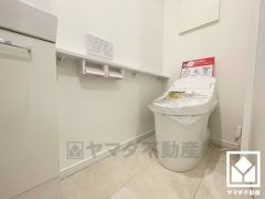 1階はお手入れがしやすく節水効果も高いタンクレストイレです。手洗いが別になっているので、衛生的に使えます。