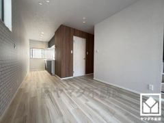 プライバシー・採光に配慮された2階リビングです。家族全員がリラックスできる、ゆったりとした快適リビングで温かい団らんの時間を。