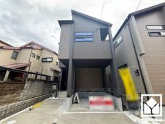 落ち着いた色合いと直線的な美しさが調和したモダンな外観。帰るたびに安心感を感じられる佇まい。