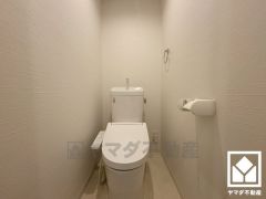 明るく清潔感溢れるトイレです。温水洗浄便座付きで、季節を問わずいつでも温かい便座をお使いいただけます。