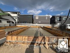 トイレが1階と2階にあるので、朝の忙しい時間にも混雑せず快適です。温水洗浄便座付きで、季節を問わずいつでも温かい便座をお使いいただけます。