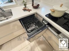 毎日の家事の負担を軽減でき、水道代の節約にもなる食器洗乾燥機付き。