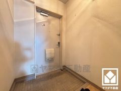 白を基調とした明るい玄関で、毎日を爽やかにスタート。広々とした開放感と清潔感あふれる空間が、訪れる人々を温かく迎えます。