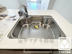 清潔感あふれるシンクで、毎日を気持ちよくスタート。浄水器付きなので、いつでも安心・安全な水をお使いいただけます。
