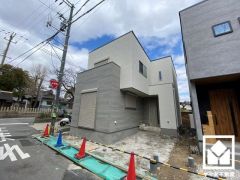 玄関ドアは防犯性と利便性を両立した電子キーを採用。