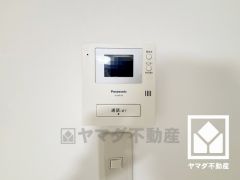 突然の来訪時でも安心なモニター付きインターホンを完備。お留守番中のお子様でも簡単に来訪者の確認ができます。