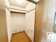 たっぷり収納できる約0.95帖の納戸付きだから、家の中をもっとスッキリ。お洋服はもちろん、スーツケースなどの大物もしっかり収納できます。