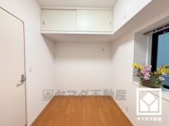 約5帖の洋室です。上部に吊戸棚がございますので、スッキリとした空間を維持できます。