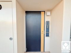 シンプルで洗練された玄関デザイン。帰るたびにホッとできる、心地よい住まいの入り口。