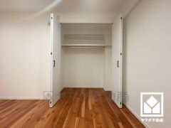 クローゼットは奥行きがあるので、収納力も申し分ありません。