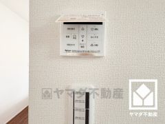 ボタン1つで自動でお湯張りができるオートバス機能付き。追い炊き機能もございますので、いつでも温かいお風呂に入ることができます。