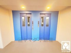 複数基のエレベーターを設置し、待ち時間を短縮。快適な住まいへのアクセスをスムーズに。