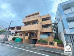 陽光に映える美しい外観。街並みに馴染みながらも、ひときわ目を引く存在感。