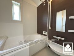 1日の疲れを癒す浴室でゆったりリフレッシュ。小窓が付いているので明るく、こもりがちな湿気もすぐ取り除くことができます。