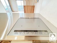 安全性と使いやすさを兼ね備えたIHクッキングヒーターで快適なキッチンライフ。お手入れもラクラクです。