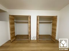 お洋服はもちろん、スーツケースなどの大物もしっかり収納できます。