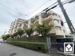 室内洗濯機置場がございますので、天候に左右されず洗濯していただけます。