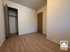 約5.1帖の洋室です。お子様のお部屋などにも丁度良い広さです。