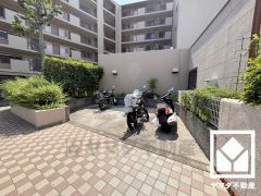 バイク置き場を完備しています。しっかり区画が整理されており、使い勝手の良い設計です。