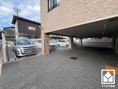 敷地内に駐車場を完備。重い荷物や雨の日の移動もスムーズで、快適なカーライフを実現。空き状況等は弊社スタッフまでお気軽にお問い合わせください。