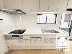 キッチンは空間を有効活用できる壁付けタイプ。窓がございますので、昼間は手元が明るく、お料理がはかどります。