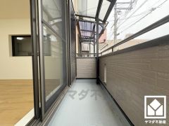 南北両面バルコニーで陽当たり、風通し良好。たっぷりの洗濯物も気持ちよく乾きます。屋根付きなので急な雨の日も安心ですね。