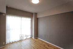 約6帖の洋室です。バルコニーにつながるお部屋で、通風・陽当たり良好。