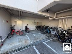 広々としており、使い勝手の良い駐輪場・バイク置場です。