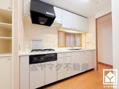 カウンターキッチンなので配膳や片付けがしやすく、お料理中でもお子様の様子が分かって安心です。