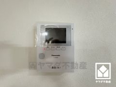 突然の来訪時でも安心なモニター付きインターホンを完備。お留守番中のお子様でも簡単に来訪者の確認ができます。