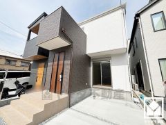 落ち着いた色合いと直線的な美しさが調和したモダンな外観。帰るたびに安心感を感じられる佇まい。