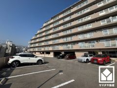 敷地内に駐車場を完備。来客用駐車場もあり、ご友人やお客様が訪れやすい環境です。空き状況等は弊社スタッフまでお気軽にお問い合わせください。