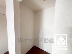 収納力豊富なウォークインクローゼット付き。お洋服はもちろん、スーツケースなどの大物もしっかり収納できます。