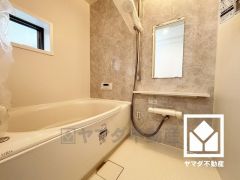 清潔感あふれる空間で、毎日のバスタイムをより快適に。真冬の寒い浴室を暖かく、また雨の日の洗濯物の乾燥にと多用途に活躍する浴室暖房乾燥機付きです。