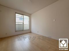 約6帖の2階南側洋室です。お子様のお部屋などにも丁度良い広さです。