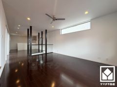 広々14.2帖のリビングと13帖のダイニングキッチンが、ガラス張りの擁壁でフラットに繋がる開放的な空間です。リビング側には小上がりの畳コーナーもございます。