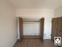 新たに家具を買わなくても良いので、ハンガーパイプ付きのクローゼットは嬉しいですね。