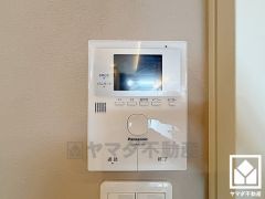 突然の来訪時でも安心なモニター付きインターホンを完備。お留守番中のお子様でも簡単に来訪者の確認ができます。