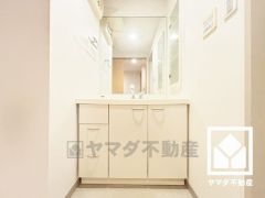 収納付きでスッキリお使い頂ける洗面台です。洗面ボウルが広めなので、忙しい朝でも身支度がしやすく時短になります。