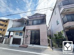 落ち着いた色合いと直線的な美しさが調和した外観。帰るたびに安心感を感じられる佇まい。