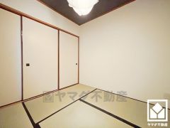 リビングに隣接しており一体利用も可能です。キッチンから見渡せる位置なので、小さなお子様の遊び場、お昼寝スペースとしても安心してお使いいただけます。