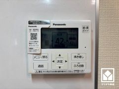 エコキュート搭載。ヒートポンプ技術で効率よくお湯を沸かすため、電気代がお得になります。火を使わないので安全性が高く、断水時にも貯めてあるお湯を生活用水として使用することができます。