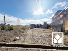 前面道路幅員北側約5.97m、東側10.70mとゆったりとした広さがあるのでファミリーカー等の車の出入れも楽にできます。