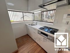 調理に手間がかかりがちな肉や魚を、短時間でサッと焼き上げることができるグリル付き。換気効率が高くお手入れしやすいスリム型のレンジフードも完備。スッキリとしたスタイリッシュなデザインも魅力の一つです。