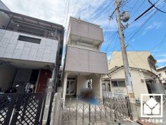 落ち着いた色合いと直線的な美しさが調和した外観。帰るたびに安心感を感じられる佇まい。