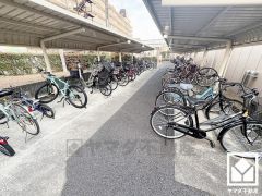 屋根付きの駐輪場・バイク置場も完備しており、雨や風、直射日光からお乗り物を守ることができます。ご成約でヤマダポイントプレゼント中です。お問合せお待ちしております。