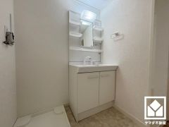 室内洗濯機置場がございますので、天候に左右されず洗濯していただけます。