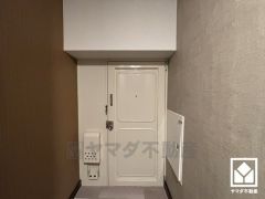 白を基調とした明るい玄関で、毎日を爽やかにスタート。清潔感あふれる空間が、訪れる人々を温かく迎えます。